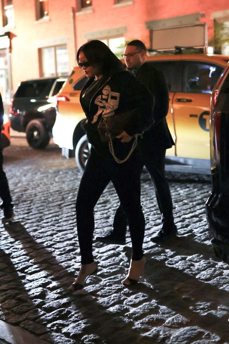 Rihanna Gallery tweet media