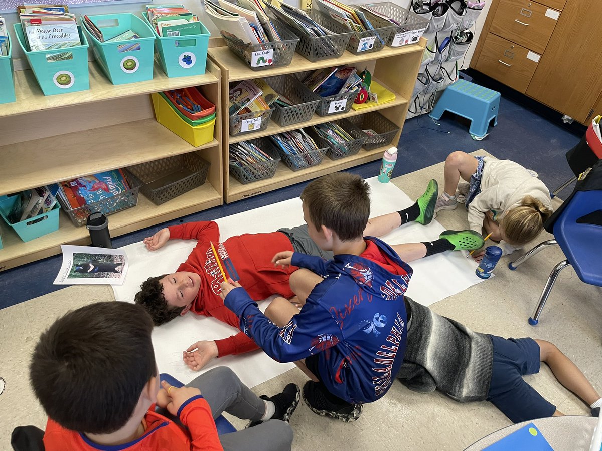 ces_missdeloach's tweet photo. Continuing the 1st grade tradition of making life-size bears! Thank you to our 4th grade buddies for helping us draw them! 🐻🐻‍❄️🐾 @CentralES1 @HaddonSchools @central4D https://t.co/TQjXtOyzXo