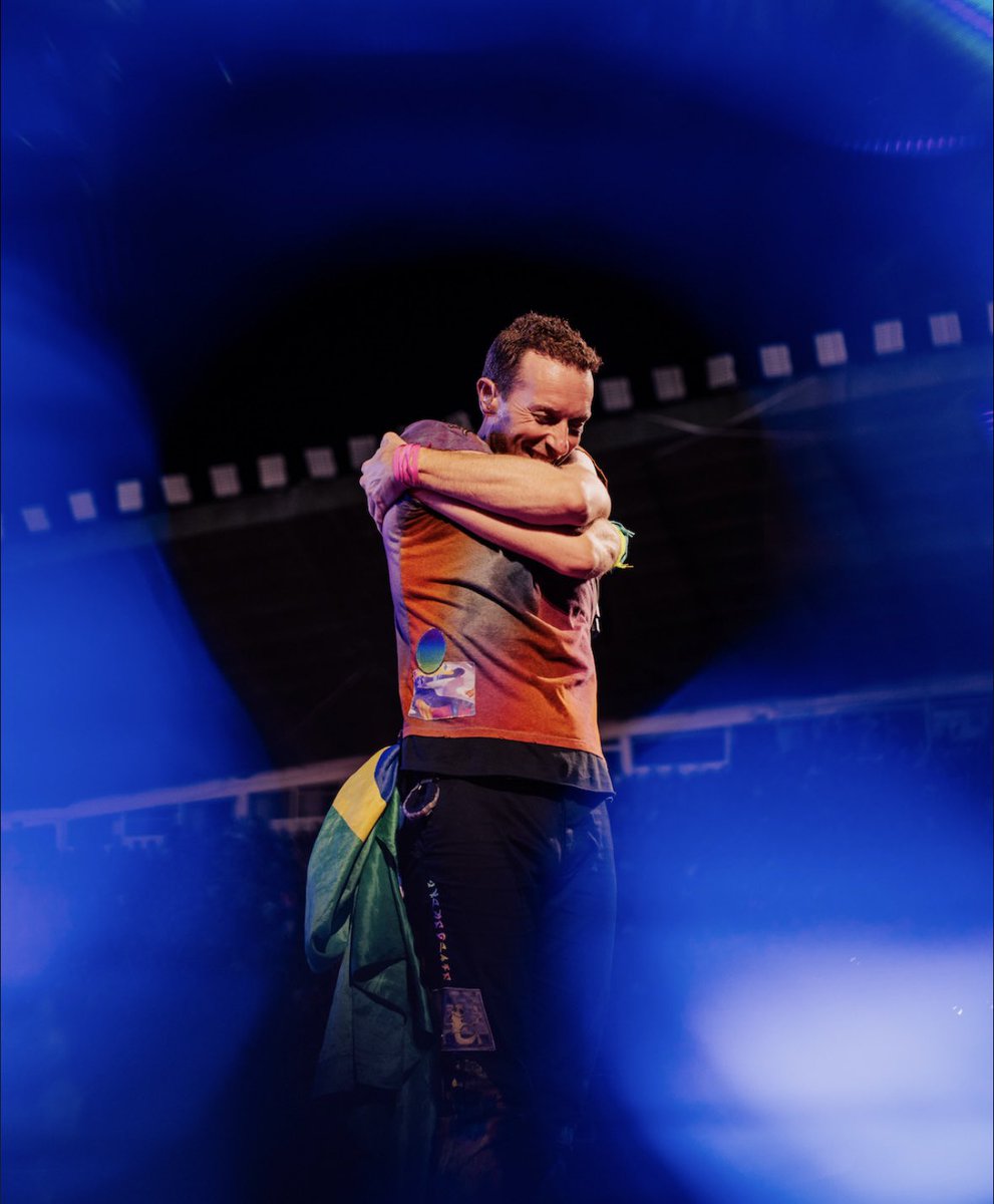 coldplay_canada's tweet photo. Give yourself a hug, you made it through the week! 🤗 

📸: @coldplay app

#coldplay
#chrismartin
#MusicOfTheSpheresWorldTour https://t.co/ZIBpXGK6vt
