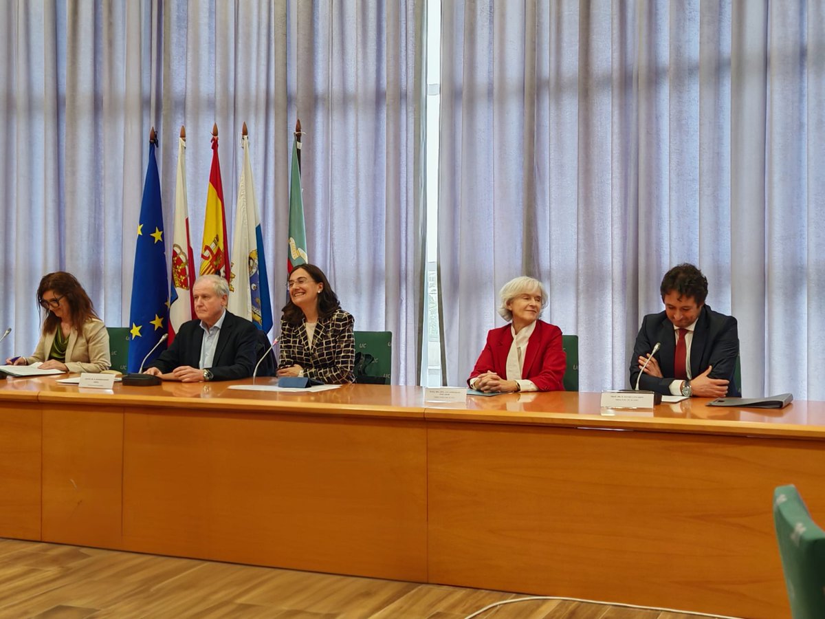 CatedraCPUC's tweet photo. Fue un lujo contar con nuestra Rectora y con nuestro Consejero. Con la querida magistratura y con la querida academia. Con el ICA. ¡Que grandes o pequen̈as pero bonitas cosas hemos hecho juntos! Vamos a hacer más, ojo avizor. https://t.co/kzRjpLh6rY