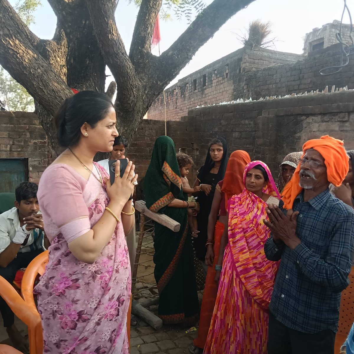 dmfatehpur's tweet photo. मा0 मुख्यमंत्री उत्तर प्रदेश सरकार के निर्देश के अनुपालन के क्रम में आज जनपद के तहसील सदर में  प्राकृतिक आपदा(आंधी, तूफान)से हुई जनहानि के परिवारजनों(मृतक शियाकली पत्नी दुर्योधन निवासी बम्हरौली, परगना हसवा फतेहपुर)से उनके घर पहुंचकर मुलाकात की और परिवारीजनों को ढांढस बंधाया और कहा कि इस दुख की घड़ी में प्रदेश सरकार एवं जिला प्रशासन आपके साथ खड़ा है और भगवान आपको इस दुख को सहने की शक्ति प्रदान करें।@CMOfficeUP @ChiefSecyUP @InfoDeptUP @CommissionerPrg