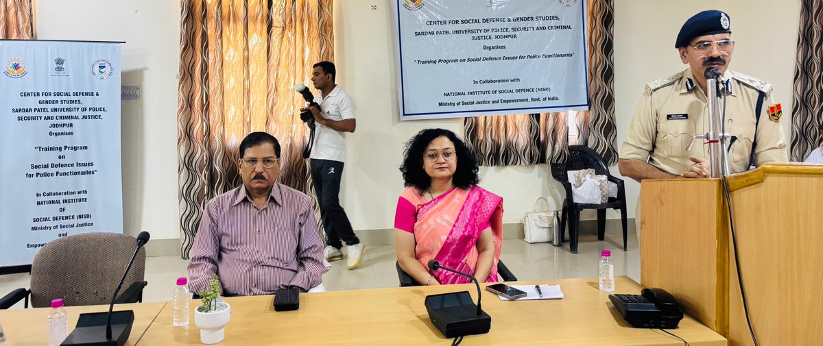 dkbipsraj's tweet photo. SPUP जोधपुर द्वारा RPTC  में आयोजित 3-दिवसीय प्रशिक्षण कार्यक्रम के समापन सत्र में माननीय कुलपति महोदय एवं कमांडेंट RPTC के साथ शिरकत की। सामाजिक रक्षा, बुजुर्गों व ट्रांसजेंडर अधिकारों जैसे संवेदनशील मुद्दों पर पुलिस अधिकारियों को प्रशिक्षित करने की यह एक सराहनीय पहल है। https://t.co/pb4scW6kHG