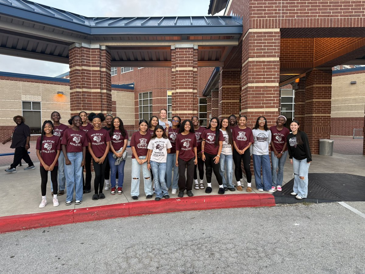 WHMSAthletics's tweet photo. Stopped by to greet our Hartman Knights! 💞 Some former Knights that are now at Woodlake were super excited to go back to their elementary. We had a great time, thank you for having us!  Super excited about this next group. ❤️🏫 https://t.co/0bzSDxZ5iF