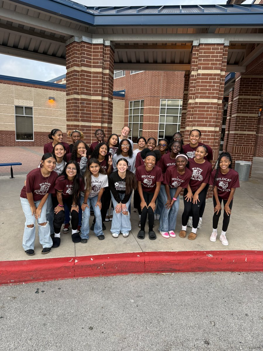 WHMSAthletics's tweet photo. Stopped by to greet our Hartman Knights! 💞 Some former Knights that are now at Woodlake were super excited to go back to their elementary. We had a great time, thank you for having us!  Super excited about this next group. ❤️🏫 https://t.co/0bzSDxZ5iF