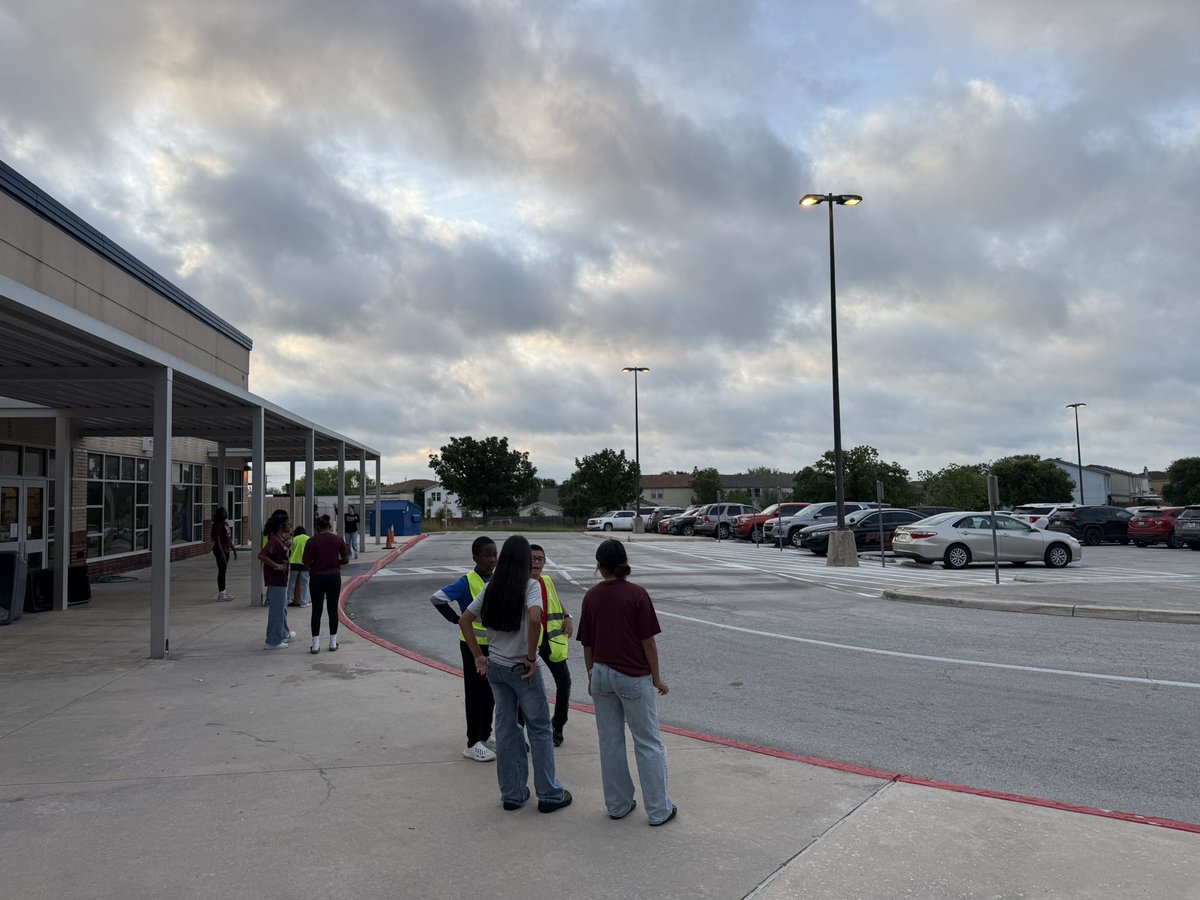 WHMSAthletics's tweet photo. Stopped by to greet our Hartman Knights! 💞 Some former Knights that are now at Woodlake were super excited to go back to their elementary. We had a great time, thank you for having us!  Super excited about this next group. ❤️🏫 https://t.co/0bzSDxZ5iF
