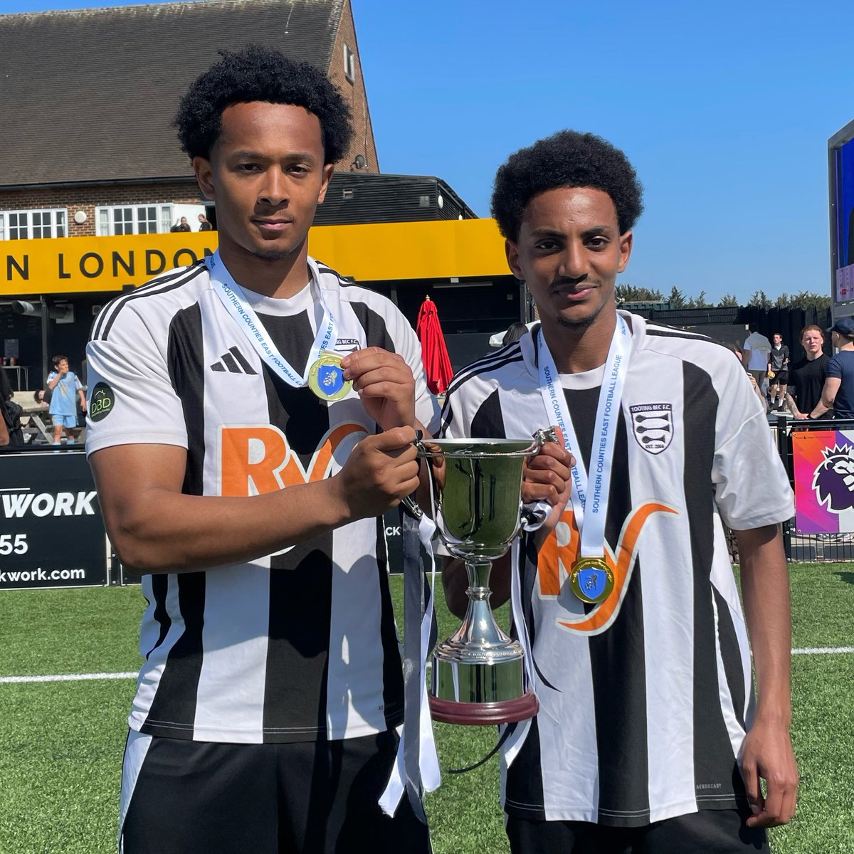 TootingBecFC's tweet photo. 🤩 Just some friends holding a trophy.

#UpTheBec #TBFC https://t.co/FwlpMMJiJh