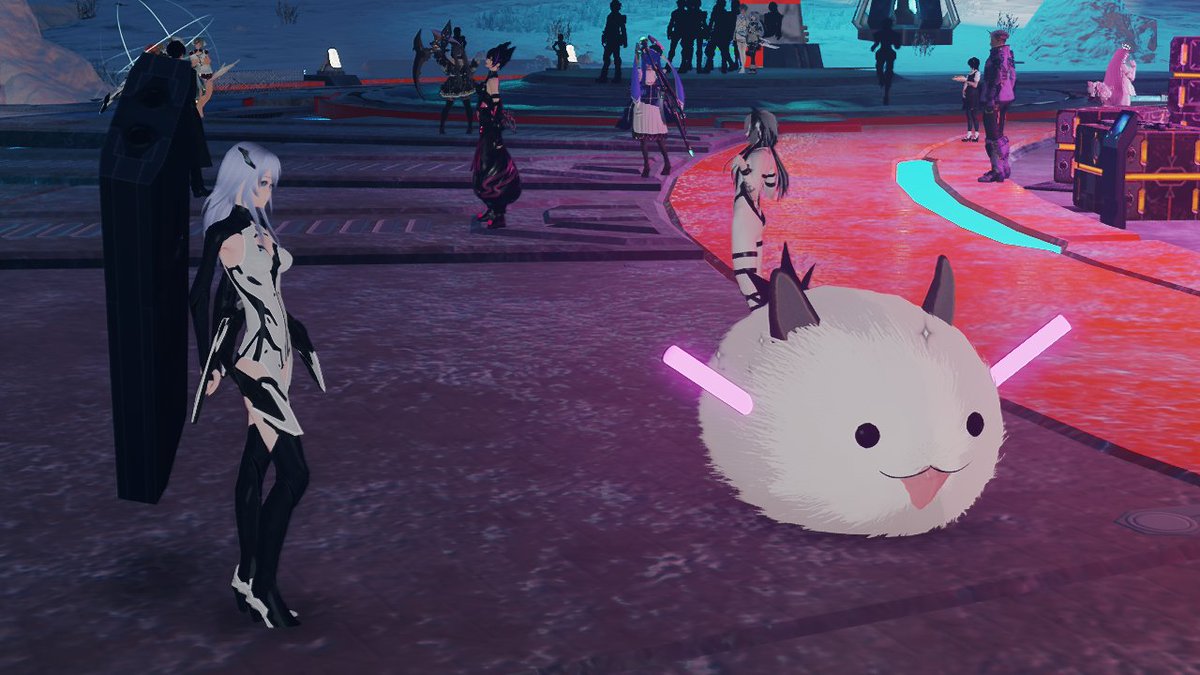 PSO2elliott's tweet photo. 町中にFUSHIさんが鎮座してる
地味に気づいた人がSS撮ってる気配あるｗ https://t.co/XNFhYNM6IR