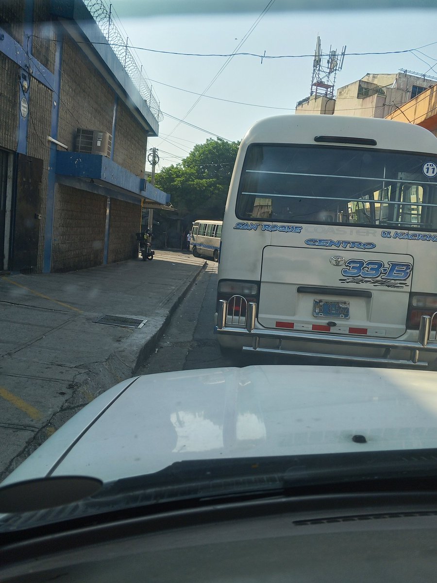 Caritoher's tweet photo. @VMTElSalvador  microbuses obstruyen el paso, no respetan la circulación https://t.co/EV0EgzbF6m