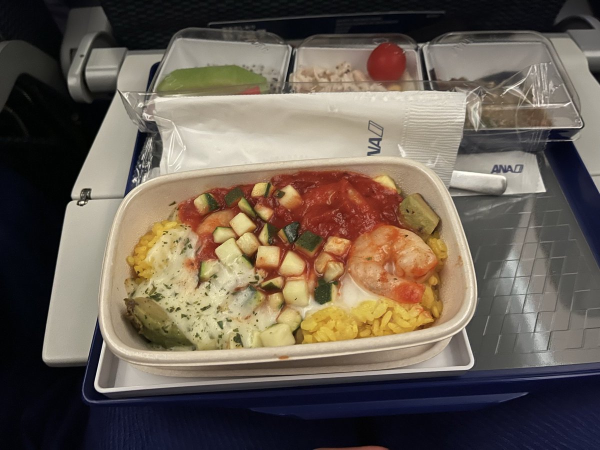 mmm28dai's tweet photo. 香港ディズニー
今回は初めてANAを利用
LCCより重量とか気にせず行きも帰りも行けたのでよかった✨
帰りキャリー一個がガルチで当たったチップを押し込んだだけのになったから他のキャリー、バッグに荷物押し込んだ笑
あと機内食行き約深夜2時、帰り深夜1時くらい美味しかったけど眠かったw😂 https://t.co/JqARPIH7X4