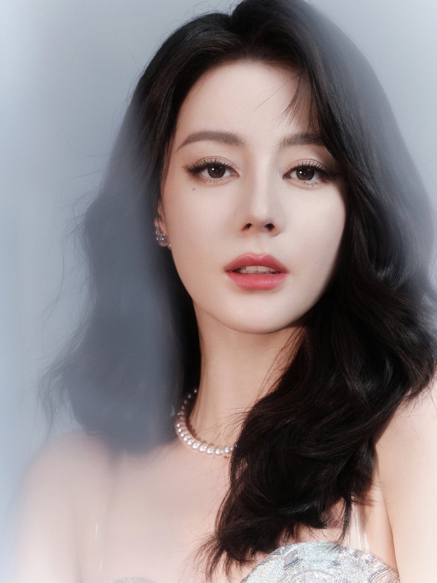 OnlyDilrabaxx63's tweet photo. Silvery glow, layered and shimmering, brings a refreshing coolness to early summer🌬️

https://t.co/R6WJcLU988

#Dilraba #Dilireba https://t.co/8dzO2eCEWv