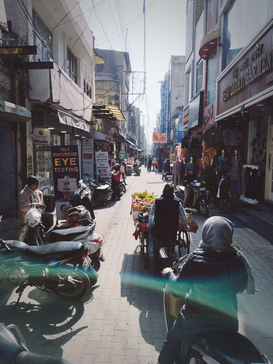 justabauni's tweet photo. every lane here feels like a story told too fast
#street #streetphotography https://t.co/cSLfiL2gAH