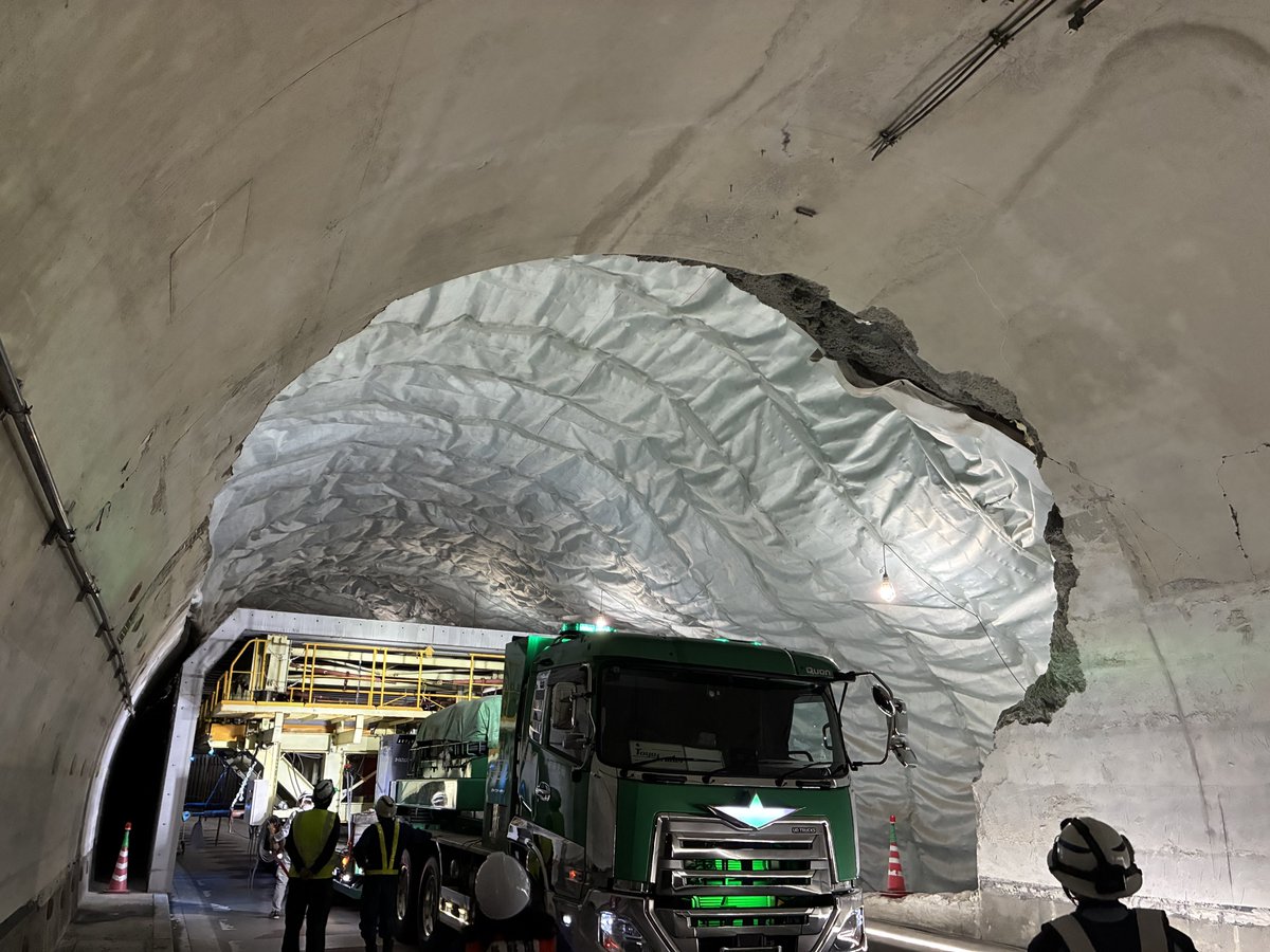 iidakensetsu's tweet photo. 【大鹿トンネル分岐部工事】
分岐部のプロテクター撤去作業をしています
異世界が広がり驚かれるかもしれませんが…
トンネル内は安全運転・徐行運転にご協力をお願いします🙇
＃小渋線　＃松川大鹿線　＃大鹿村　＃落合トンネル　＃大鹿トンネル　＃トンネル　＃活線　＃プロテクター https://t.co/v3tpm3oWIj