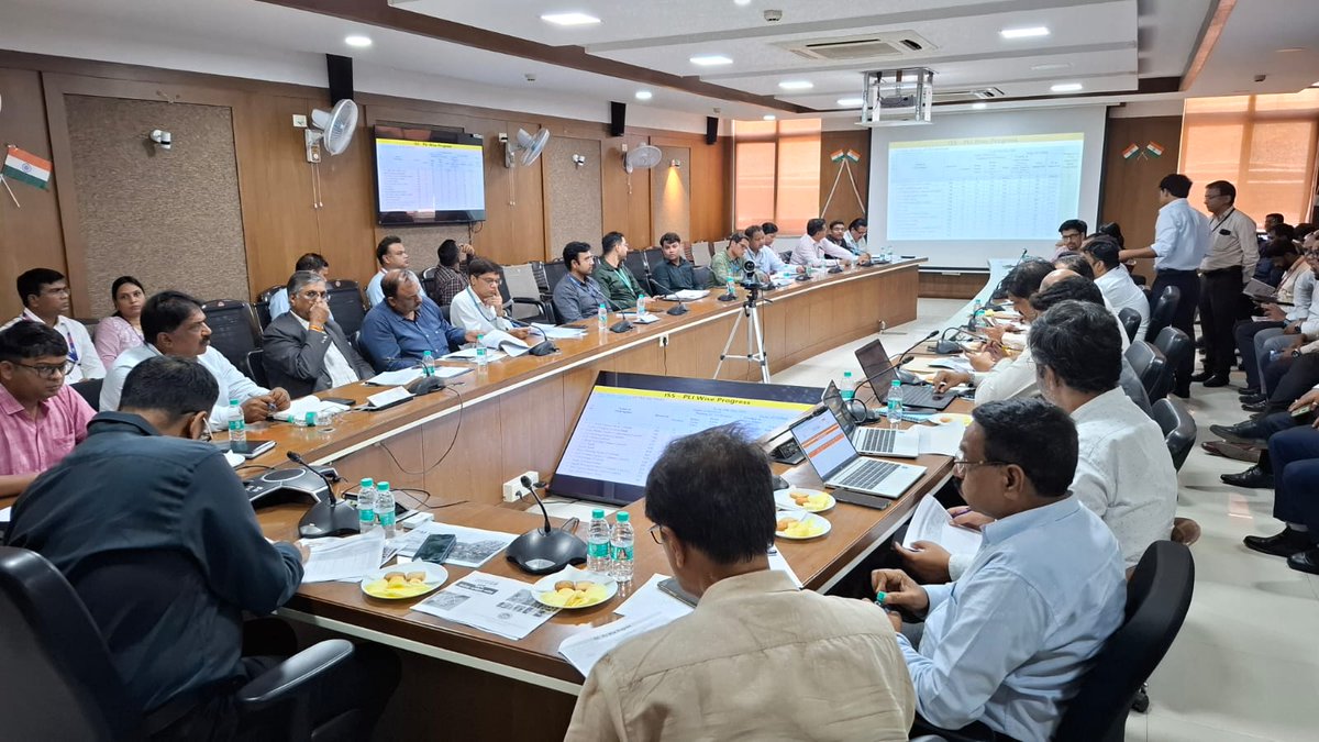 pmayurbanmp's tweet photo. Under the chairmanship of Shri @shishir_gemawat, MD, HFA, MP, an #SLBC meeting was held today. During the meeting, detailed review of the progress of the #PMAYUrban & #PMSVANidhi schemes was conducted, and necessary directions were provided to officials to improve performance. https://t.co/GqKGFKVLH0