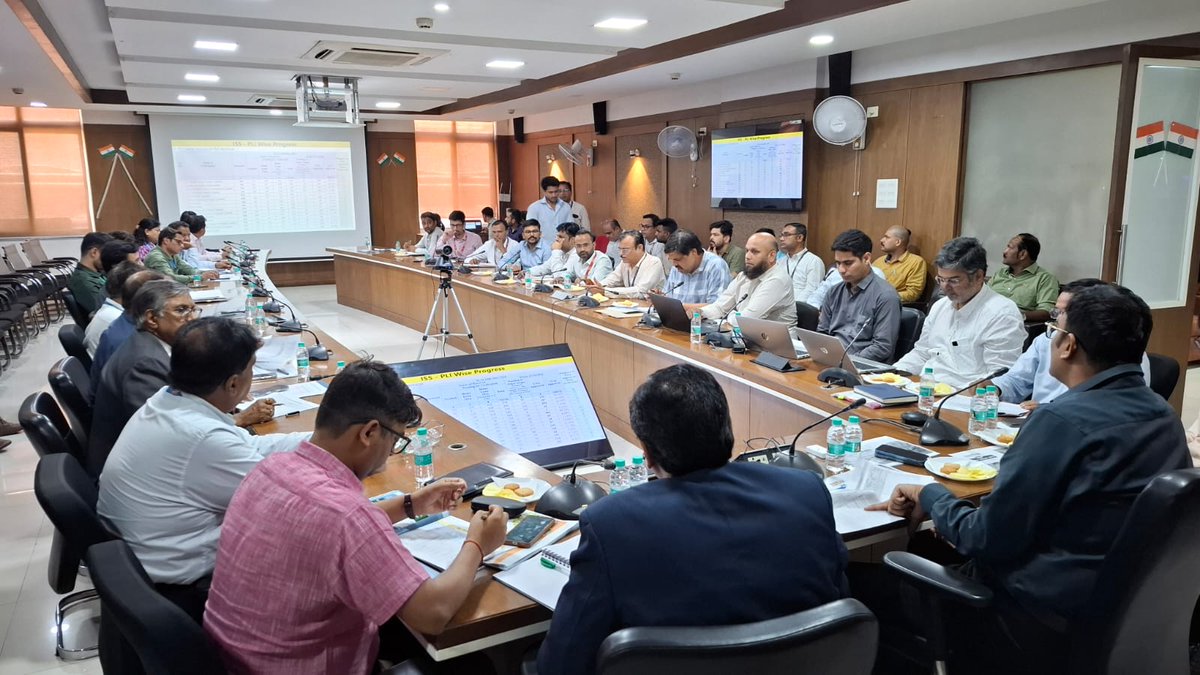 pmayurbanmp's tweet photo. Under the chairmanship of Shri @shishir_gemawat, MD, HFA, MP, an #SLBC meeting was held today. During the meeting, detailed review of the progress of the #PMAYUrban & #PMSVANidhi schemes was conducted, and necessary directions were provided to officials to improve performance. https://t.co/GqKGFKVLH0