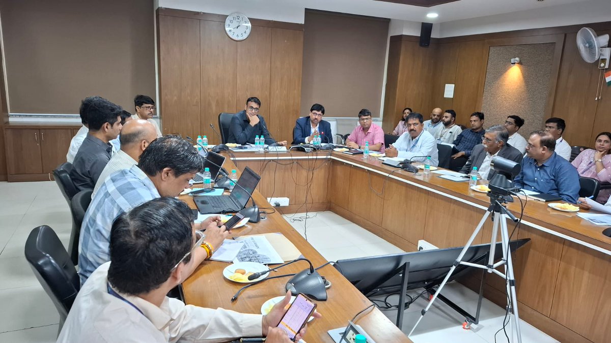 pmayurbanmp's tweet photo. Under the chairmanship of Shri @shishir_gemawat, MD, HFA, MP, an #SLBC meeting was held today. During the meeting, detailed review of the progress of the #PMAYUrban & #PMSVANidhi schemes was conducted, and necessary directions were provided to officials to improve performance. https://t.co/GqKGFKVLH0