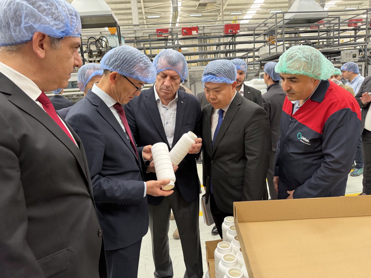 MUSIADKonya's tweet photo. Çin Halk Cumhuriyeti Ankara Büyükelçisi Sn. Jiang Xuebin, ÇİNSİAD Genel Başkanı Sn. Gao Xiaoming ve beraberindeki heyeti üyemiz, Petek Plastik’te ağırladık.

Başkanımız Sn. Osman Ulular ve Yönetim Kurulu Üyelerimizin katılımıyla gerçekleşen ziyarette; Petek Plastik’in ambalaj, kalıp ve plastik sanayisine yönelik üretim kabiliyeti ile Konya’nın farklı sektörlerdeki güçlü sanayi altyapısı yerinde incelendi.

Nazik ev sahiplikleri için Petek Plastik yönetimine teşekkür ederiz.

@ChinaEmbTurkiye @MUSIAD @OsmanUlular
