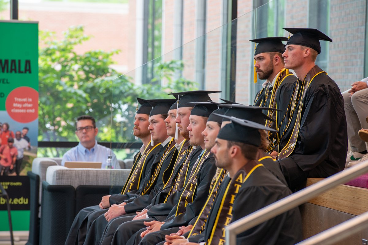 BaldwinWallace's tweet photo. From a championship win to a well-earned walk across the stage ⚾🎓
Congratulations to these 12 Yellow Jackets on graduating and advancing to the NCAA Tournament. 

They will play against Wartburg (Iowa) tonight! Go Jackets! 💛🐝 https://t.co/womsP9awoL