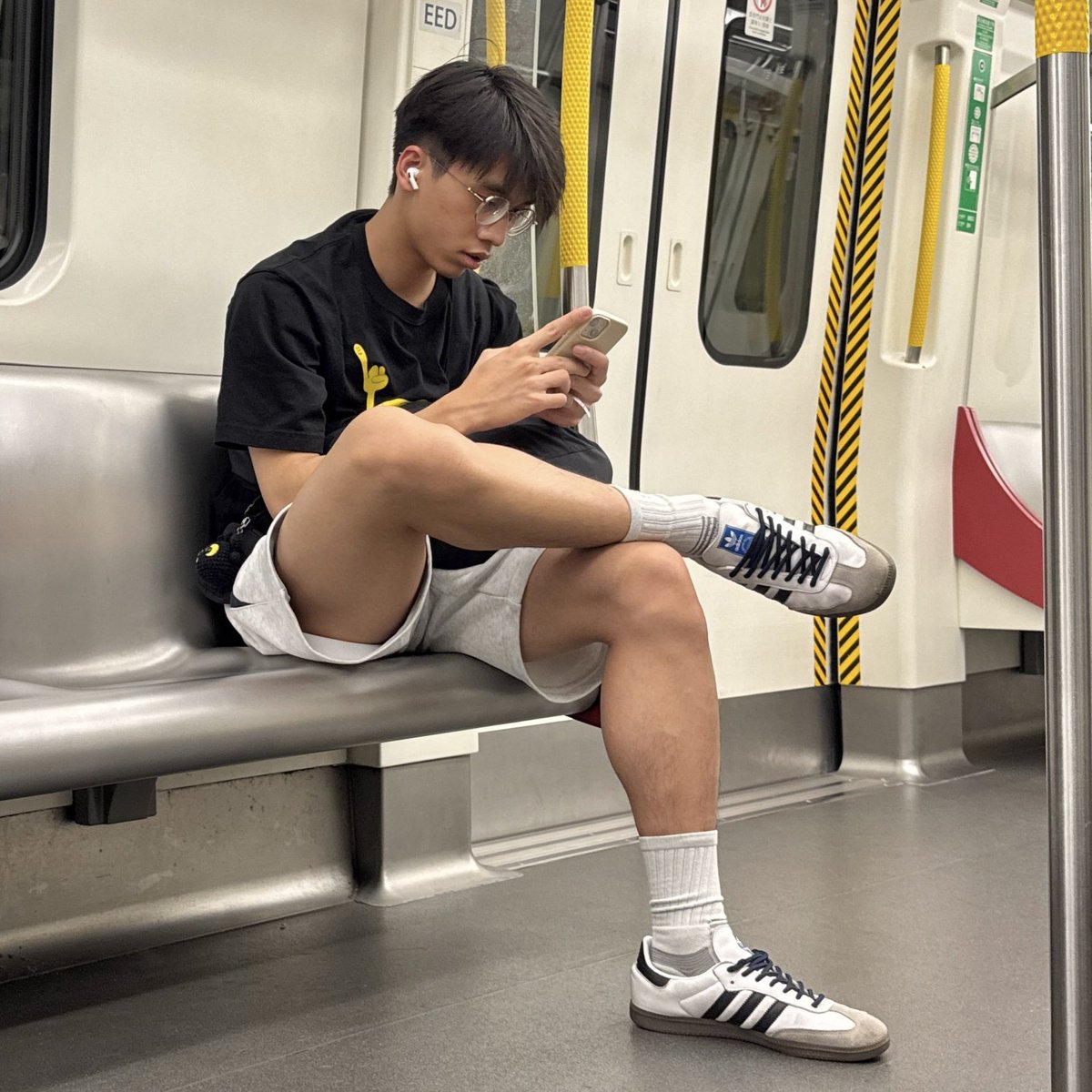 wearethehkboys's tweet photo. 【香港男生的 AI 日常】
Lost in the rhythm of the city, yet completely at peace. https://t.co/6I7l8wbitQ