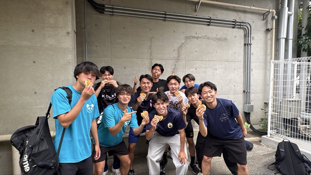 iemotoippei's tweet photo. 今週は新入生スポーツ大会がありました！

自分はサッカーに出て、無事優勝することができました🥇

体育専修の友達とより絆を深めることができたし、部活仲間ともたくさん喋れてとても楽しかったです。

さだくんとりおんくん、運営ありがとうございました。 https://t.co/JrZUt99WUG