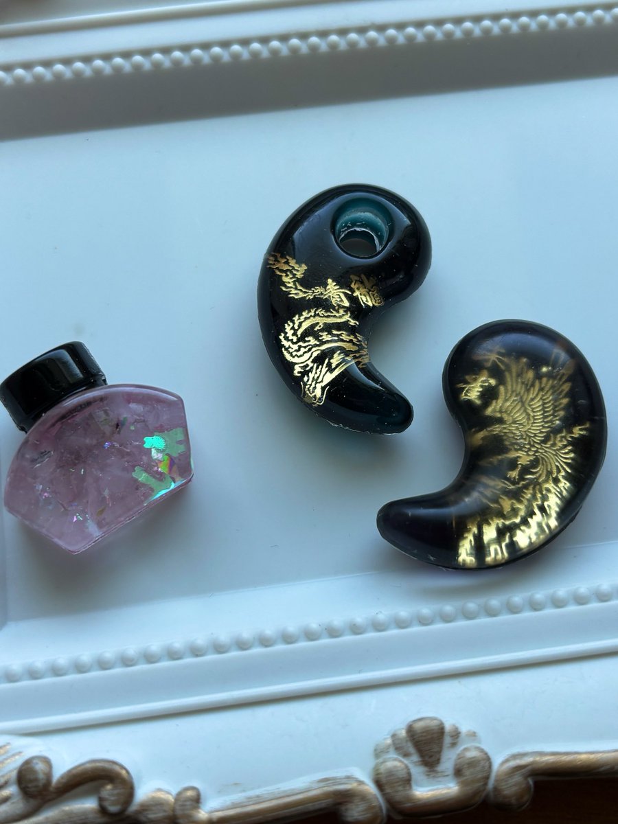 greentea_room's tweet photo. 久しぶりに作成！
頼まれてた勾玉と、作りたくて春のインク瓶
研磨はゆっくりやっていく！
#レジン https://t.co/ZRImHkKc60