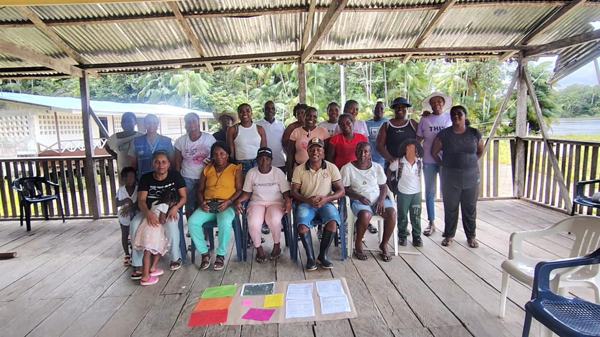 UNFPAColombia's tweet photo. 📍En La Pampa, #Guapi, trabajamos de la mano con las comunidades fortaleciendo acciones humanitarias de protección y prevención de las violencias basadas en género.

Durante esta jornada, brindamos herramientas sobre rutas comunitarias de orientación, primeros auxilios psicológicos y con enfoque centrado en sobrevivientes para garantizar una atención digna, ética y oportuna.

 Este espacio de realizó  en el marco del plan territorial humanitario liderado por @OCHACOLOMBIA 🤝

#Cauca #UNFPA