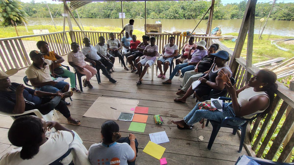UNFPAColombia's tweet photo. 📍En La Pampa, #Guapi, trabajamos de la mano con las comunidades fortaleciendo acciones humanitarias de protección y prevención de las violencias basadas en género.

Durante esta jornada, brindamos herramientas sobre rutas comunitarias de orientación, primeros auxilios psicológicos y con enfoque centrado en sobrevivientes para garantizar una atención digna, ética y oportuna.

 Este espacio de realizó  en el marco del plan territorial humanitario liderado por @OCHACOLOMBIA 🤝

#Cauca #UNFPA