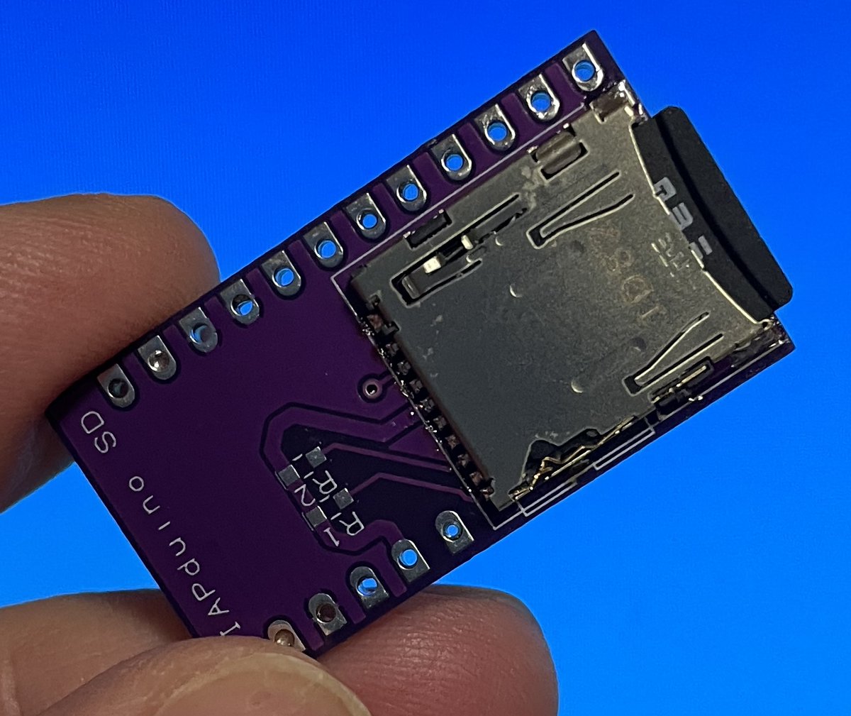 momoonga's tweet photo. UIAPduino用のmicroSDカードアダプタ基板を作りました。
基板サイズはUIAPduinoと同じで、スタックして使える構成です。
USB経由でSDカードを読み書きできるWebページも作ったので、PC側はブラウザだけでファイル操作できます。
https://t.co/HZt1XrJ1pN
#UIAPduino #CH32V003 #WebHID #電子工作 https://t.co/52STErQYFv