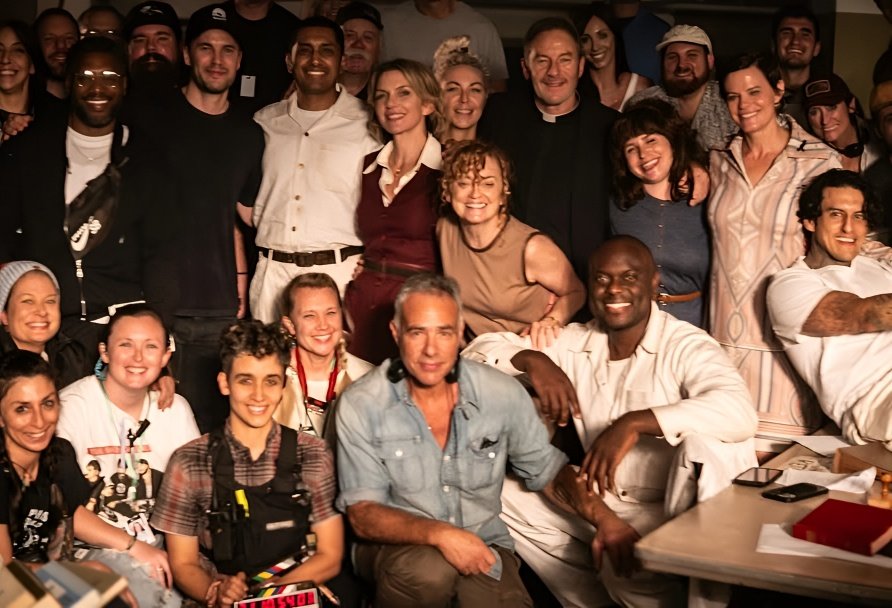 TenochVerse's tweet photo. El director de #ElevenDays @peterlandesman a publicado una foto de los días de grabacion de la pelicula en 2025.
Podemos ver a un sonriente #TenochHuerta entre sus compañeros y compañeras! https://t.co/ed7xf8B1D1