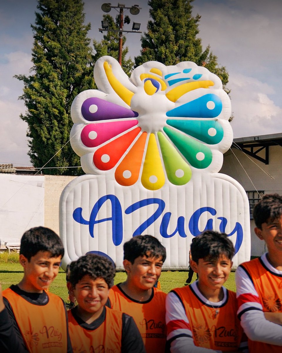 AzuayPrefectura's tweet photo. ⚽ ¡El fútbol se vive en cada rincón del Azuay! 🔥
En nuestras #EscuelasDeportivas formamos a las niñas, niños y jóvenes de la provincia con disciplina y trabajo en equipo. 💙
Creamos espacios seguros para fortalecer su talento dentro y fuera de la cancha. 🥅
#AzuayExtremo https://t.co/I4TUbghKpg