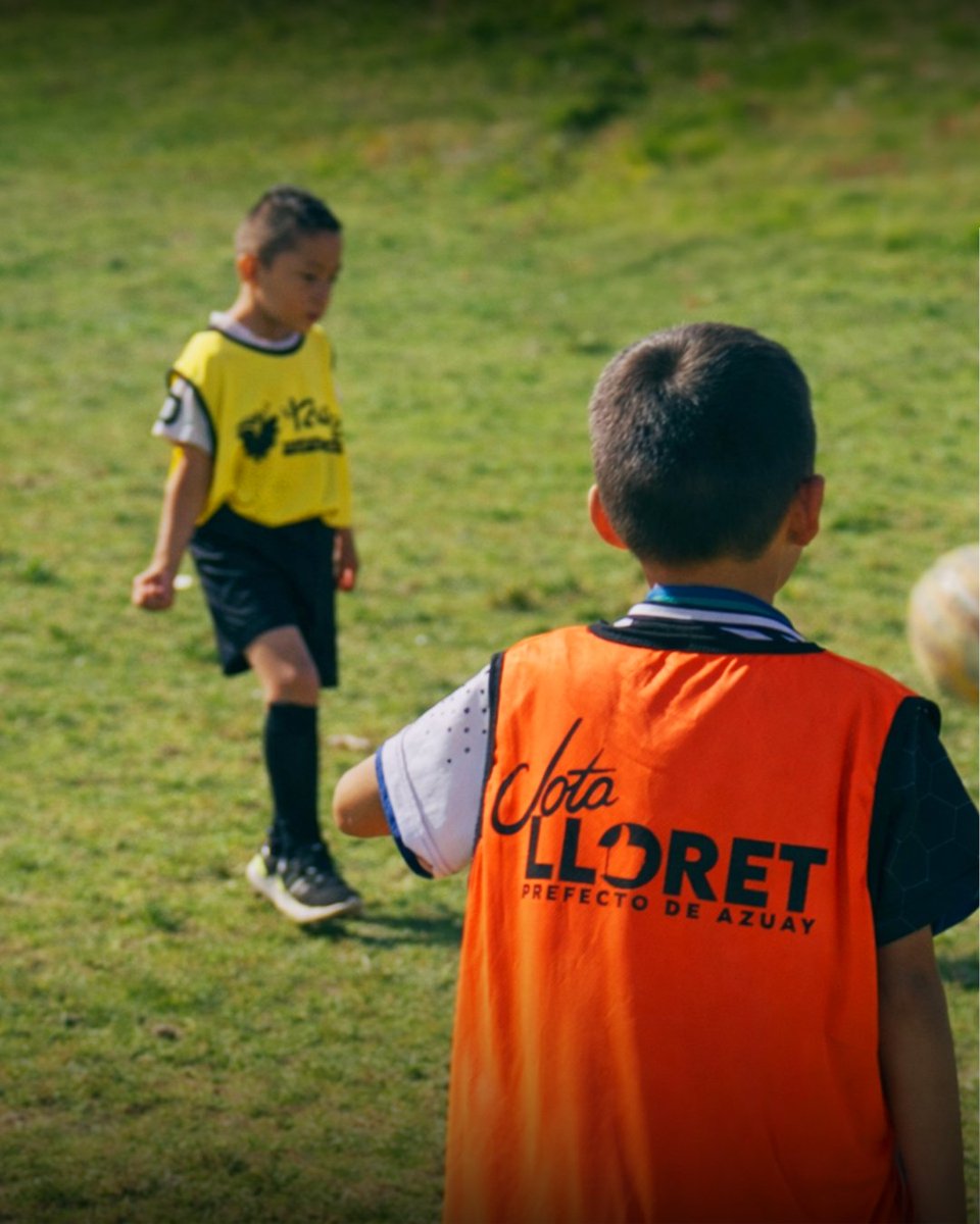 AzuayPrefectura's tweet photo. ⚽ ¡El fútbol se vive en cada rincón del Azuay! 🔥
En nuestras #EscuelasDeportivas formamos a las niñas, niños y jóvenes de la provincia con disciplina y trabajo en equipo. 💙
Creamos espacios seguros para fortalecer su talento dentro y fuera de la cancha. 🥅
#AzuayExtremo https://t.co/I4TUbghKpg