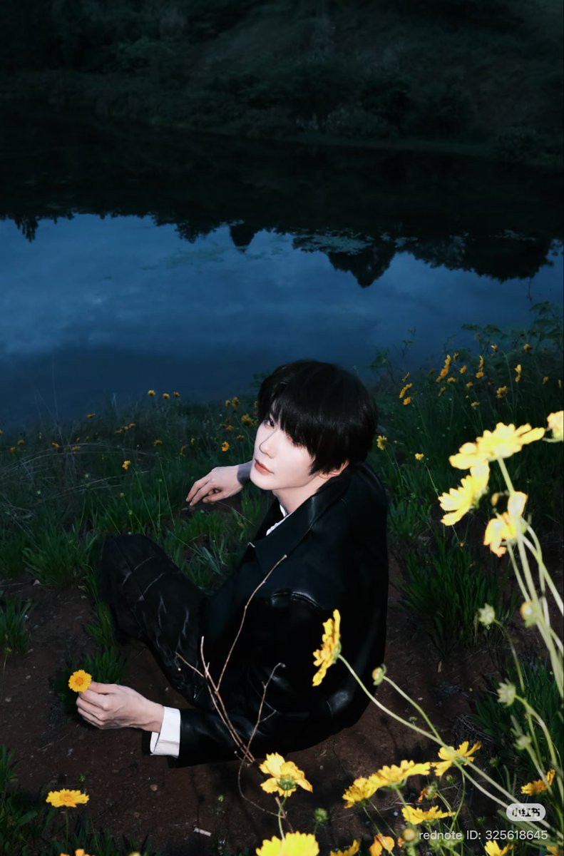 pookie_dddd's tweet photo. Yunqi grew flowers no one else could keep alive. Then the Prince of Flowers began visiting his garden each night, and soon even the moonlight was enough to make the flowers bloom - like they had always been waiting for him 🌸🌙 #tomyshore #yunyi 
#云旗 #yunqi #郝熠然 #haoyiran https://t.co/Pls0WkN84c
