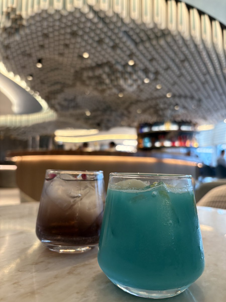 yarusou's tweet photo. 念願のラウンジ・オブ・ザ・イヤー受賞したKyraLounge来たけど、満腹でカクテルのみw
#PP古事記
#PriorityPass
#プライオリティパス
#香港国際空港 https://t.co/vGOn1mxhdv