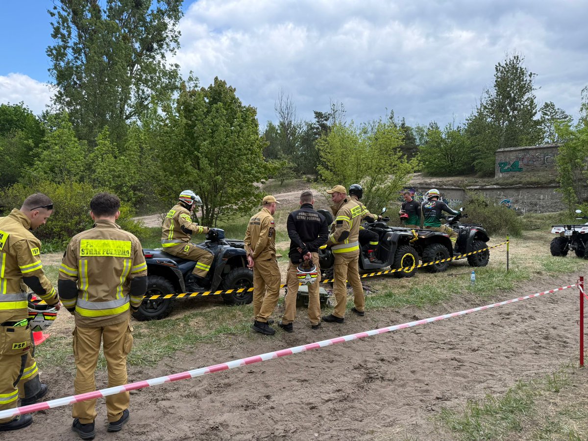 CSPSP_Cz's tweet photo. W dniach 12–14 maja 2026 r. funkcjonariusze Centralnej Szkoły PSP w Częstochowie uczestniczyli w specjalistycznych warsztatach z zakresu wykorzystania skuterów wodnych oraz pojazdów ATV/UTV w działaniach ratowniczych i patrolowych. https://t.co/GNnYdA5Zhd