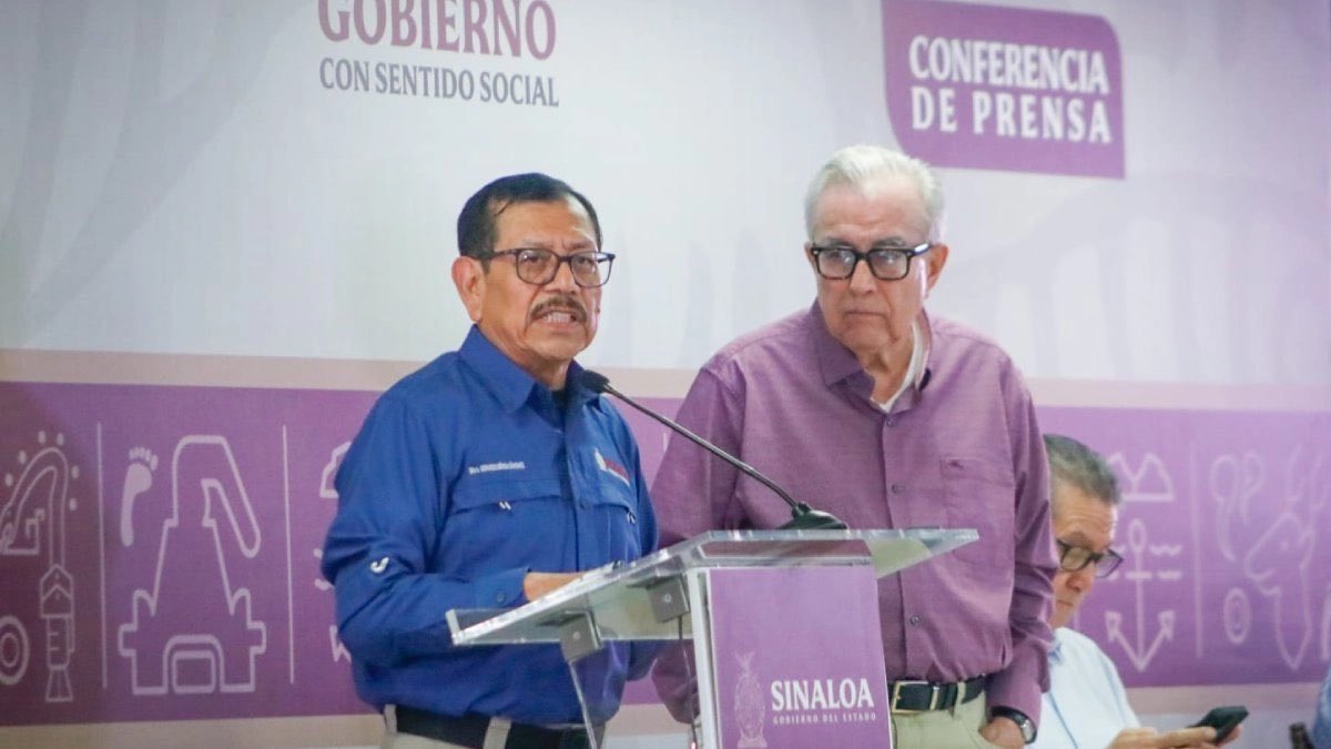 ArturoVill7's tweet photo. 🚨🇲🇽 Cayó el primero.

Autoridades de Estados Unidos DETUVIERON al ex secretario de Seguridad de Sinaloa, el general Gerardo Mérida. Ya fue trasladado a Nueva York, donde hoy tendrá su primera audiencia.

El general retirado era uno de los 10 funcionarios mexicanos buscados por la justicia estadounidense y era muy cercano a Rubén Rocha Moya.

Falta poco para que caiga Rocha… y en Palacio Nacional están sumamente nerviosos.