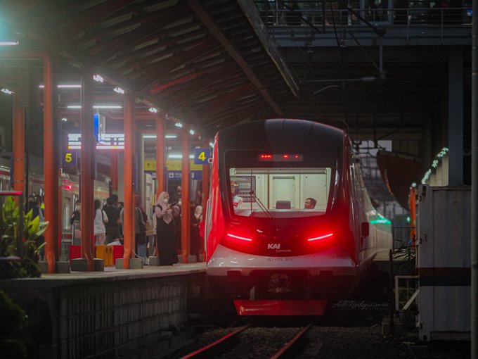 CommuterLine's tweet photo. Saat hari berganti malam, jauhkan kekhawatiran dari pandangan. Pejamkan mata dan tidurlah, doakan kebaikan malam ini agar besok datang kebahagiaan. Selamat malam dan selamat beristirahat #RekanCommuters. https://t.co/VkjhcWs5MZ