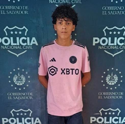 ITROriginal's tweet photo. 🚨 CAPTURAN A ADOLESCENTE ACUSADO DE ROBAR $450 EN CHALATENANGO

⚠️ La PNC informó sobre la captura de un adolescente de 16 años identificado como Joel Antonio Hernández Rivas, acusado de hurtar una cangurera con $450 en efectivo en un negocio de Chalatenango.

📍 La detención fue realizada en Ilobasco, Cabañas Oeste, sobre la calle hacia Tejutepeque, tras labores de Inteligencia Policial.

🚔 Según las autoridades, el menor será remitido por el delito de hurto.

💵 El caso se originó luego del robo del dinero en efectivo dentro de un establecimiento comercial.
