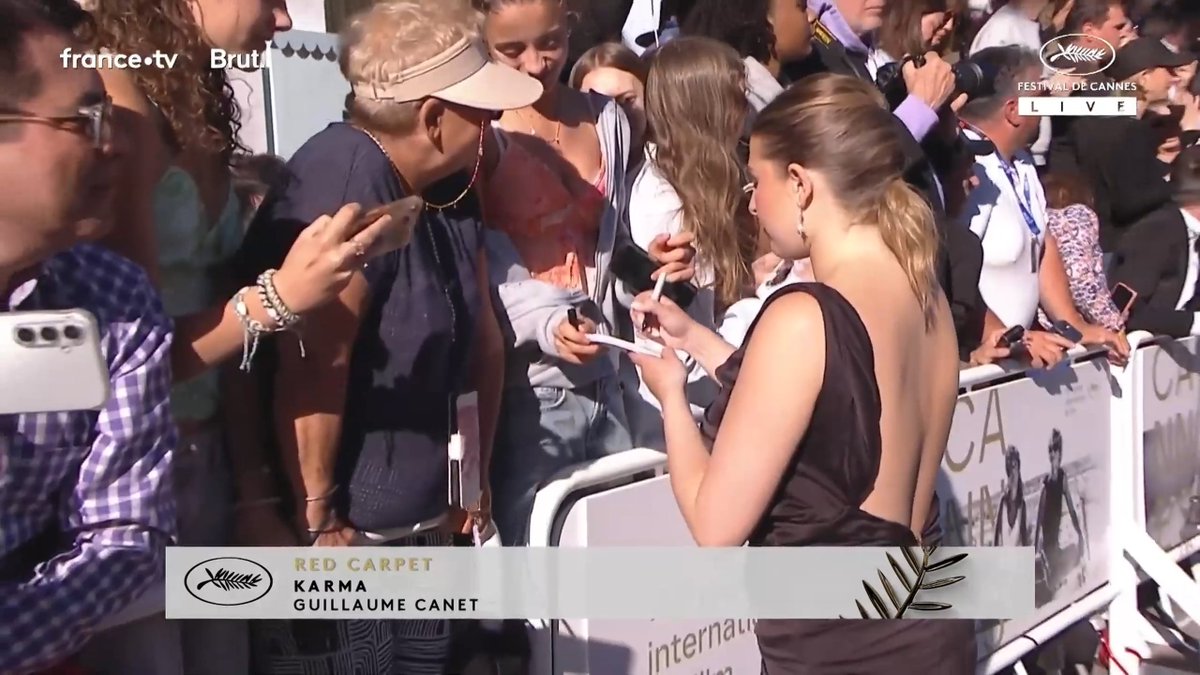 Valou_712's tweet photo. Helena à Cannes https://t.co/RmgKICWa0b
