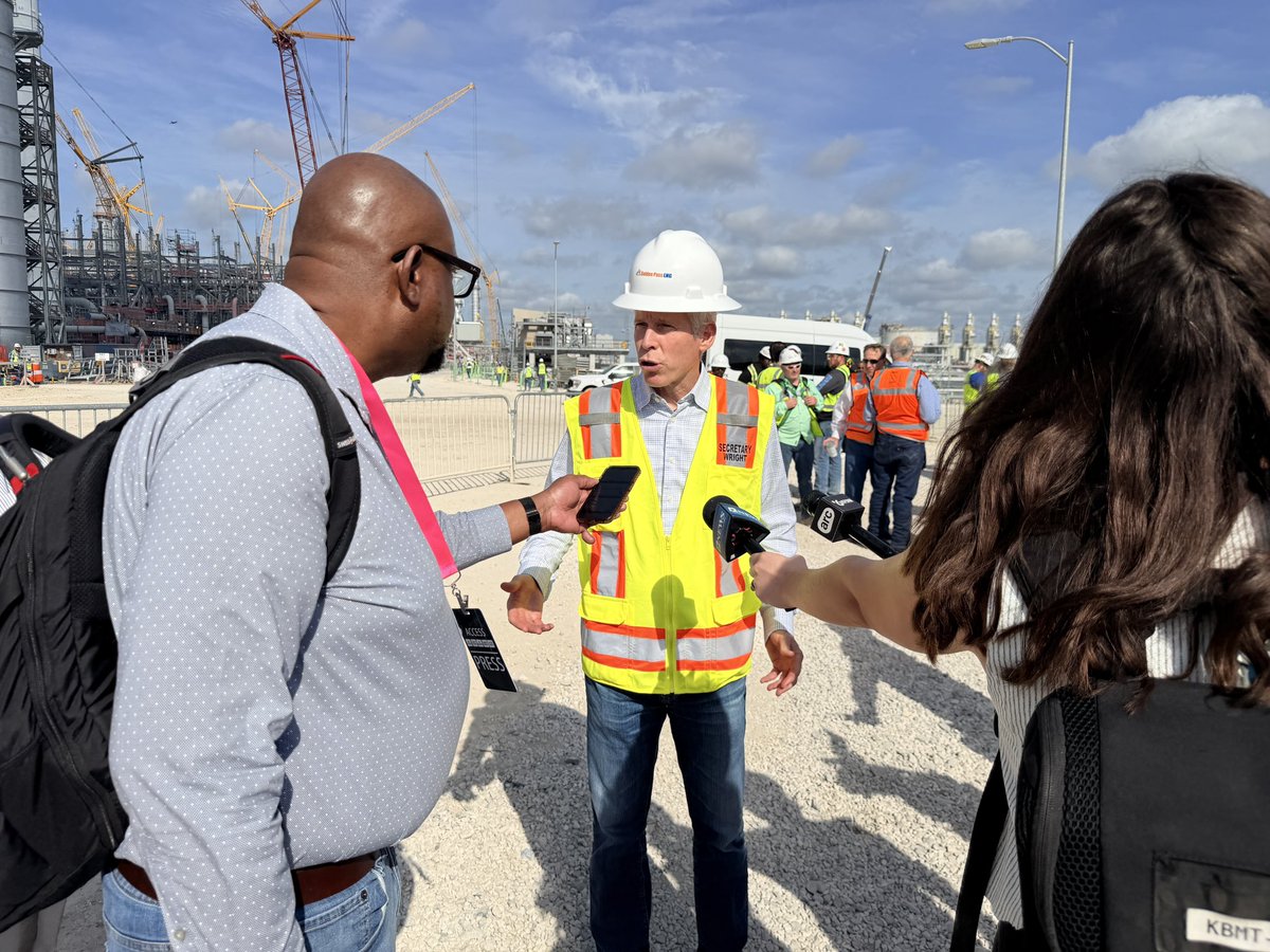 SergioChapa's tweet photo. 🇺🇸 "Natural gas is the fastest growing US export, US Energy Secretary Chris Wright said at Golden Pass LNG

We got a "mini-tour" of the plant, which has now sent out its first two export cargoes

#LNG #ONGT #NatGas #Shale #OOTT #Houston #SWLA #Louisiana https://t.co/FYGv5IvuhK