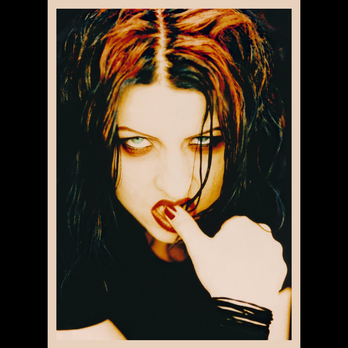 TairrieB's tweet photo. 𝐊𝖎𝖘𝖘 𝖔𝖗 𝐊𝖎𝖑𝖑?💋🔪You tell me. #FlashbackFriday #Manhole #AllIsNotWell #LosAngeles 1996 📸 by Steve Tirona https://t.co/pysQkJo7Wm