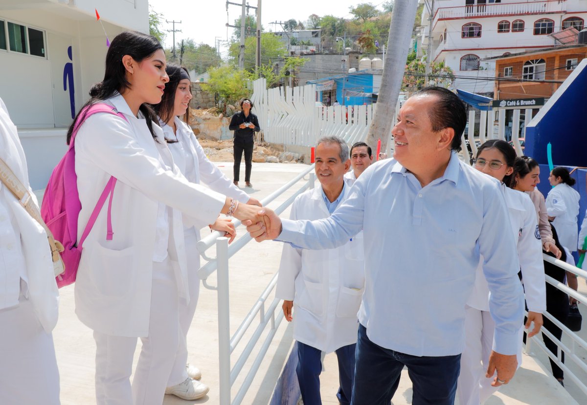 JavSaldana's tweet photo. ✅🏢 Entregamos un moderno edificio para consolidar el liderazgo académico de nuestro semillero de futuros médicos y médicas.

🏗️👩🏻‍⚕️ Seguimos entregando obras que transforman nuestros entornos universitarios. Cada peso invertido se traduce en mejoras esenciales para el avance académico. Hoy en la Facultad de Medicina inauguramos un edificio de tres niveles y obras exteriores por 18.8 millones de pesos provenientes del Fondo FAFEF 2025.

🧱🏫 En esta visita también colocamos la primera piedra de un nuevo edificio de tres niveles, con una inversión de 14 millones de pesos del Fondo de Aportaciones Múltiples 2025.

💯🤝 En este rectorado hemos avanzado como nunca en la mejora de la infraestructura educativa, gracias a los grandes resultados que hemos logrado juntas y juntos, pero sobre todo por el apoyo contundente de nuestra Presidenta de México, Dra. Claudia Sheinbaum Pardo y de nuestra Gobernadora, Mtra. Evelyn Salgado Pineda.

Gracias por su cariño y confianza querida comunidad estudiantil, por el recibimiento tan emotivo, saben que trabajamos con el corazón por y para ustedes.

#OrgullosamenteUAGro #MédicosDelFuturo #Obras2026 #FacultadDeMedicina