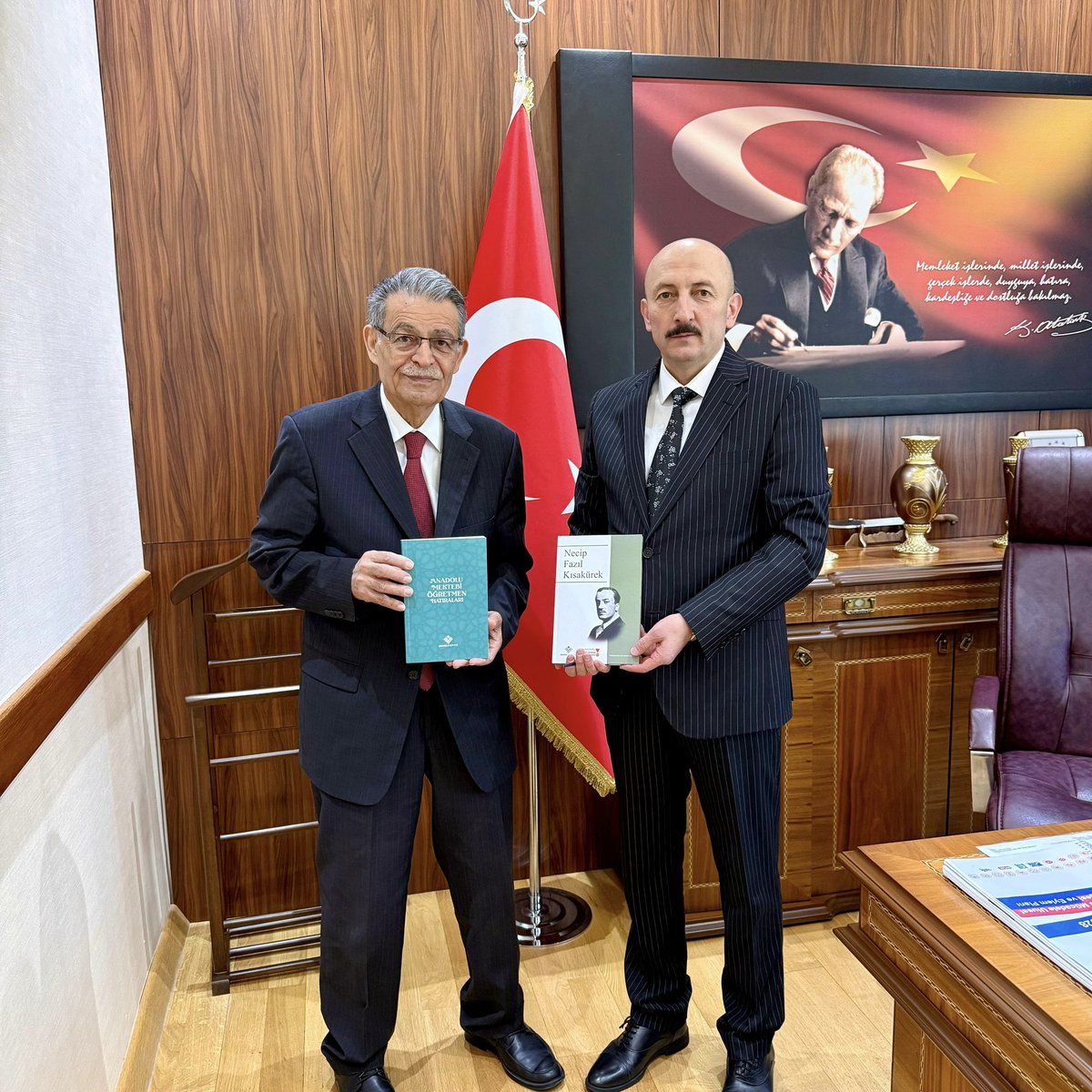 kirklarelimem's tweet photo. Önceki Dönem Tarım ve Köyişleri Bakanı, Anadolu Mektebi’nin kurucusu ve Yönetim Kurulu Başkanı Prof. Dr. Sayın Sami GÜÇLÜ, İl Millî Eğitim Müdürümüz Murat ALTINÖZ’ü makamında ziyaret etti.

@tcmeb @valikirklareli @ugurturan68 https://t.co/Bi3lWdZxfF
