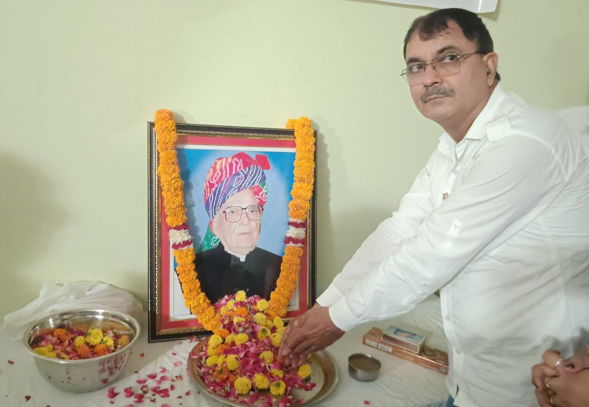 Rajeshbatar1's tweet photo. लोकप्रिय नेतृत्वकर्ता, प्रतिबद्ध जनसेवक, भारत के पूर्व उपराष्ट्रपति एवं राजस्थान के पूर्व मुख्यमंत्री श्रद्धेय भैरोंसिंह शेखावत जी की पुण्यतिथि पर कोटिशः नमन। चौकड़ी का भवन में आयोजित कार्यक्रम में शामिल होकर श्रद्धा सुमनअर्पित किए 🙏🙏 https://t.co/Ec1vyFlCxI
