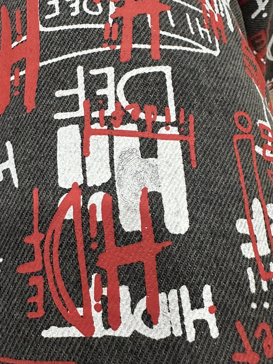 redactedabigail's tweet photo. my hiidef jeans have the fingerprint of the silkscreener 😭😭😭😭
(i work at a place that does screen printing and i’ve almost accidentally done this so many times so i relate heavy) https://t.co/XLDT0V3Bem