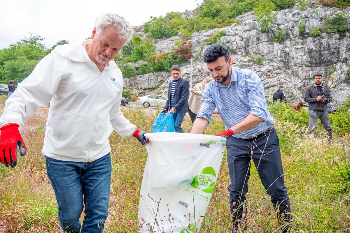 mayorbudva's tweet photo. Zadovoljstvo mi je što smo danas, zajedno sa ambasadorom Evropske unije u Crnoj Gori Nj. E. Johannom Sattlerom, Delegacijom Evropske unije i gradonačelnikom Cetinja Nikolom Đuraškovićem, realizovali akciju čišćenja i uređenja putnog pravca Budva–Cetinje u okviru nacionalne kampanje „Čuvaj da te čuva“.

Ovakve inicijative potvrđuju koliko je važno partnerstvo sa evropskim institucijama u oblastima zaštite životne sredine, održivog razvoja i podizanja svijesti o odgovornom odnosu prema prostoru koji svi dijelimo.

Crna Gora snažno ide putem evropskih integracija, a upravo kroz ovakve konkretne aktivnosti pokazujemo da evropske vrijednosti nijesu samo politički cilj, već odnos prema zajednici, prirodi i kvalitetu života građana.

Hvala ambasadoru Sattleru, Delegaciji EU, svim institucijama, aktivistima i građanima koji su dali doprinos da Budva i Crna Gora budu čistije, uređenije i odgovornije prema životnoj sredini.

#EUuCG #EUMontenegro #JohannSattler #CuvajDaTeCuva #Budva #CrnaGora #EUzaCG #GreenMontenegro #EvropskaUnija #OdrziviRazvoj