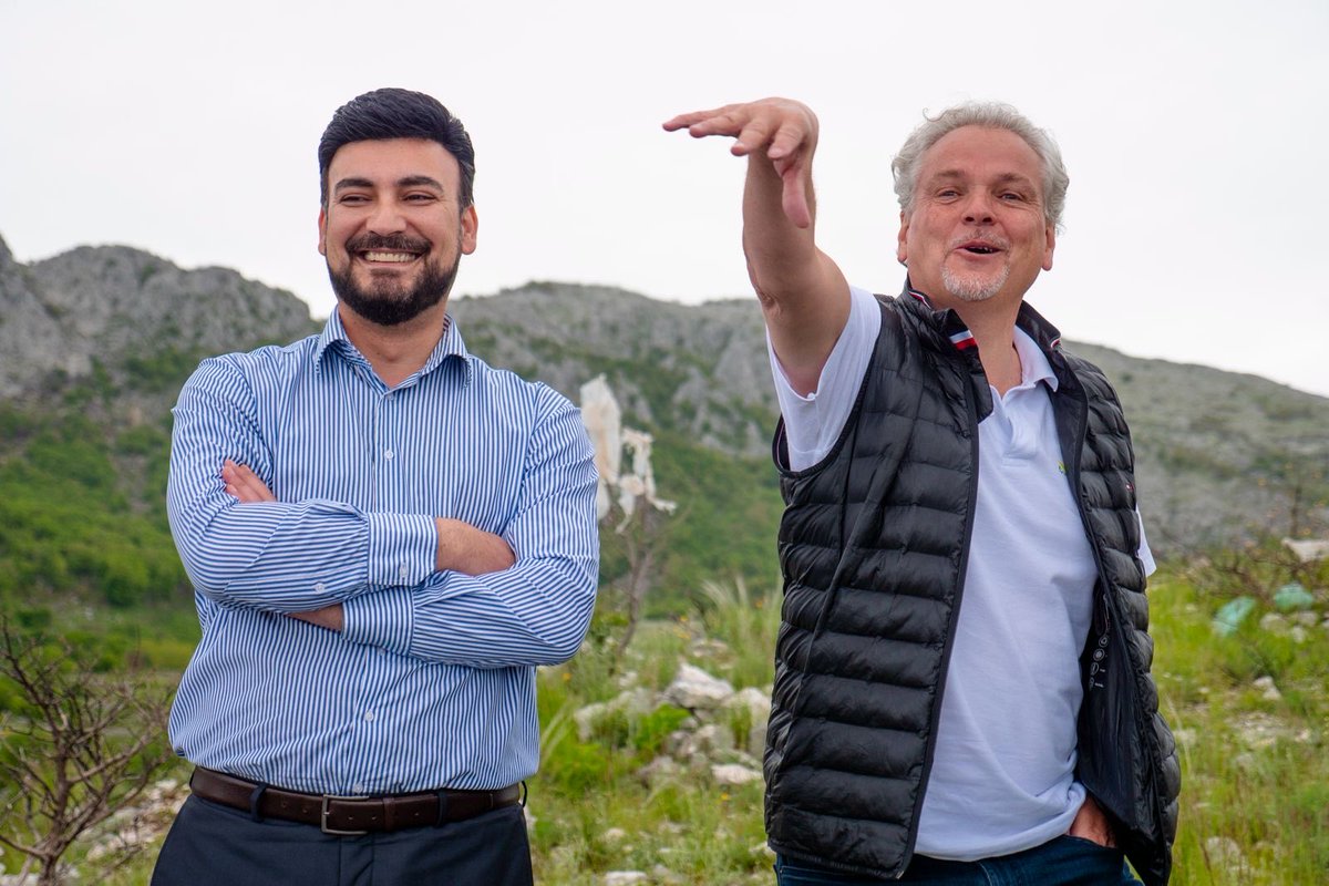 mayorbudva's tweet photo. Zadovoljstvo mi je što smo danas, zajedno sa ambasadorom Evropske unije u Crnoj Gori Nj. E. Johannom Sattlerom, Delegacijom Evropske unije i gradonačelnikom Cetinja Nikolom Đuraškovićem, realizovali akciju čišćenja i uređenja putnog pravca Budva–Cetinje u okviru nacionalne kampanje „Čuvaj da te čuva“.

Ovakve inicijative potvrđuju koliko je važno partnerstvo sa evropskim institucijama u oblastima zaštite životne sredine, održivog razvoja i podizanja svijesti o odgovornom odnosu prema prostoru koji svi dijelimo.

Crna Gora snažno ide putem evropskih integracija, a upravo kroz ovakve konkretne aktivnosti pokazujemo da evropske vrijednosti nijesu samo politički cilj, već odnos prema zajednici, prirodi i kvalitetu života građana.

Hvala ambasadoru Sattleru, Delegaciji EU, svim institucijama, aktivistima i građanima koji su dali doprinos da Budva i Crna Gora budu čistije, uređenije i odgovornije prema životnoj sredini.

#EUuCG #EUMontenegro #JohannSattler #CuvajDaTeCuva #Budva #CrnaGora #EUzaCG #GreenMontenegro #EvropskaUnija #OdrziviRazvoj