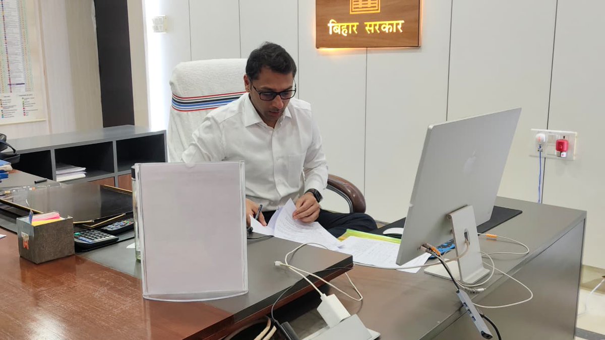 dmbhojpur's tweet photo. आज दिनांक 15 मई 2026 को जिला पदाधिकारी भोजपुर, श्री तनय सुल्तानिया की अध्यक्षता में ज़ूम मीटिंग के माध्यम से जनगणना 2027, सहयोग शिविर एवं फॉर्मर रजिस्ट्रेशन कार्य की प्रगति की विस्तृत समीक्षा की गई।
@officecmbihar 
@IPRDBihar 
@BiharRevenue 
@Agribih 
@BiharPlanning https://t.co/PdG17wOwoL