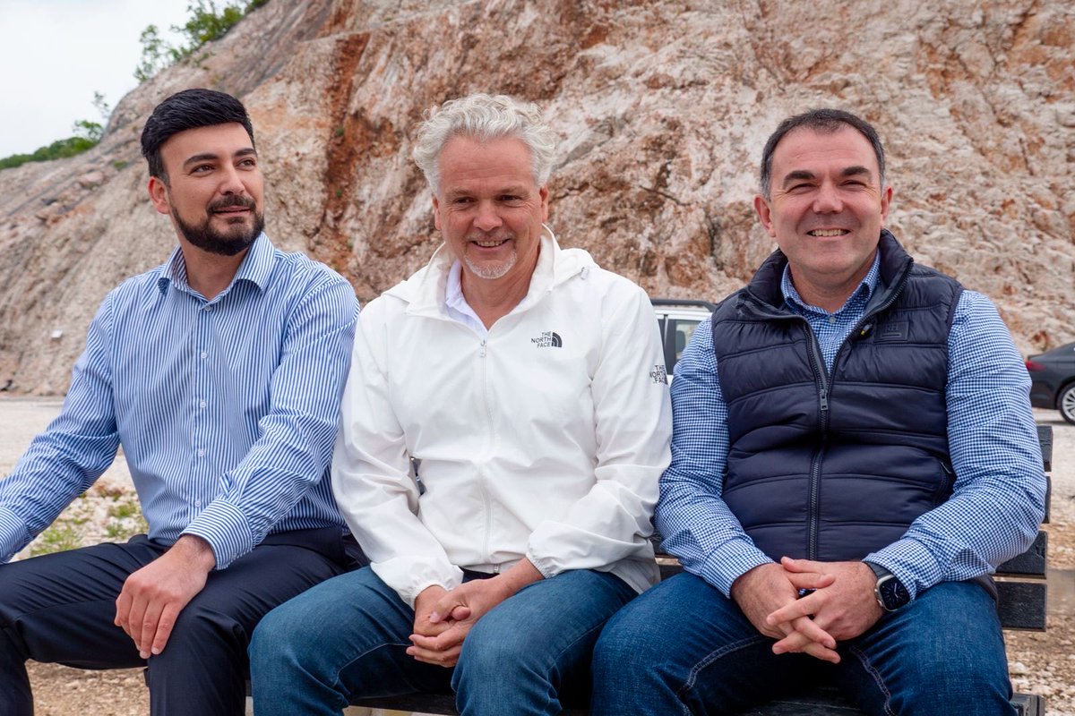 mayorbudva's tweet photo. Zadovoljstvo mi je što smo danas, zajedno sa ambasadorom Evropske unije u Crnoj Gori Nj. E. Johannom Sattlerom, Delegacijom Evropske unije i gradonačelnikom Cetinja Nikolom Đuraškovićem, realizovali akciju čišćenja i uređenja putnog pravca Budva–Cetinje u okviru nacionalne kampanje „Čuvaj da te čuva“.

Ovakve inicijative potvrđuju koliko je važno partnerstvo sa evropskim institucijama u oblastima zaštite životne sredine, održivog razvoja i podizanja svijesti o odgovornom odnosu prema prostoru koji svi dijelimo.

Crna Gora snažno ide putem evropskih integracija, a upravo kroz ovakve konkretne aktivnosti pokazujemo da evropske vrijednosti nijesu samo politički cilj, već odnos prema zajednici, prirodi i kvalitetu života građana.

Hvala ambasadoru Sattleru, Delegaciji EU, svim institucijama, aktivistima i građanima koji su dali doprinos da Budva i Crna Gora budu čistije, uređenije i odgovornije prema životnoj sredini.

#EUuCG #EUMontenegro #JohannSattler #CuvajDaTeCuva #Budva #CrnaGora #EUzaCG #GreenMontenegro #EvropskaUnija #OdrziviRazvoj