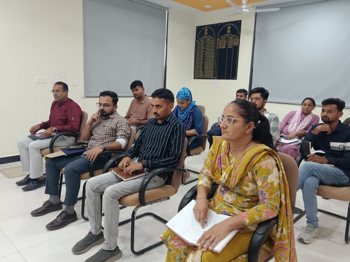 SDMLalpur's tweet photo. આજરોજ લાલપુર સબ ડિવીઝન હેઠળના અધિકારીઓની બેઠકમાં  વિકાસના કામો,  રોડ,રસ્તા,કોઝ વે,જર્જરીત સરકારી મકાનો,સ્કૂલ અને આંગણવાડીમાં ખૂટતી સુવિધાઓ બાબતે  ચર્ચા કરવામાં આવી.
@CollectorJamngr @infojamnagargog @CMOGuj https://t.co/OrXDF089HD