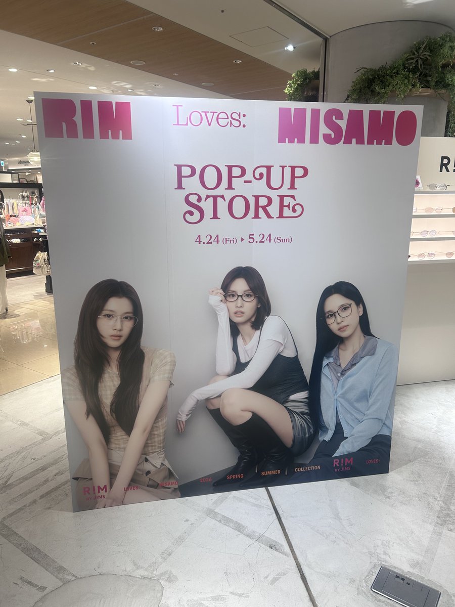 rinpoppo24's tweet photo. MISAMOのサイン拝んできた📄५✍
さーたんメガネかけて見たけど私には似合わんかったww https://t.co/lj3bRe90Tr