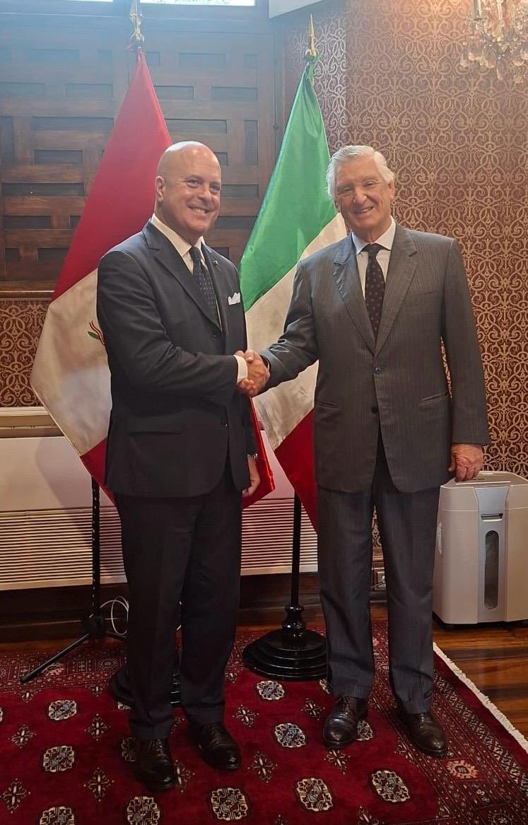 Italy in Perú tweet media
